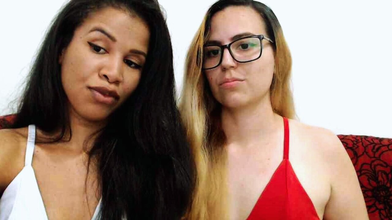 EmilyAndGabi's Sex ChatRoom